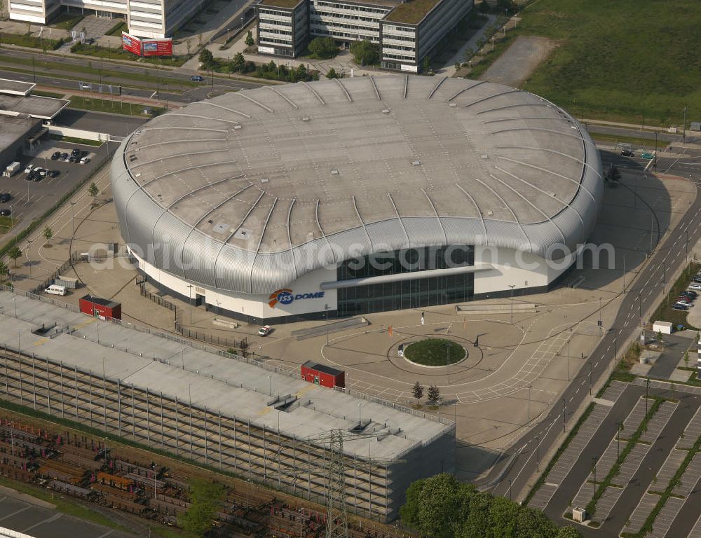 Aerial photograph Düsseldorf - Blick auf den ISS Dome im Stadtteil Rath. Die Multifunktionshalle bietet Platz für bis 13.400 Besucher und ist die Heimspielstätte des Eishockeyvereins DEG Metro Stars. Hier finden auch an dere Sportveranstaltungen sowie Konzerte und Shows statt. The ISS Dome in the district Rath. The multi-functional hall can accommodate up to 13 400 visitors and is the home of the icehockey club DEG Metro Stars.There are also other sports and concerts and shows.