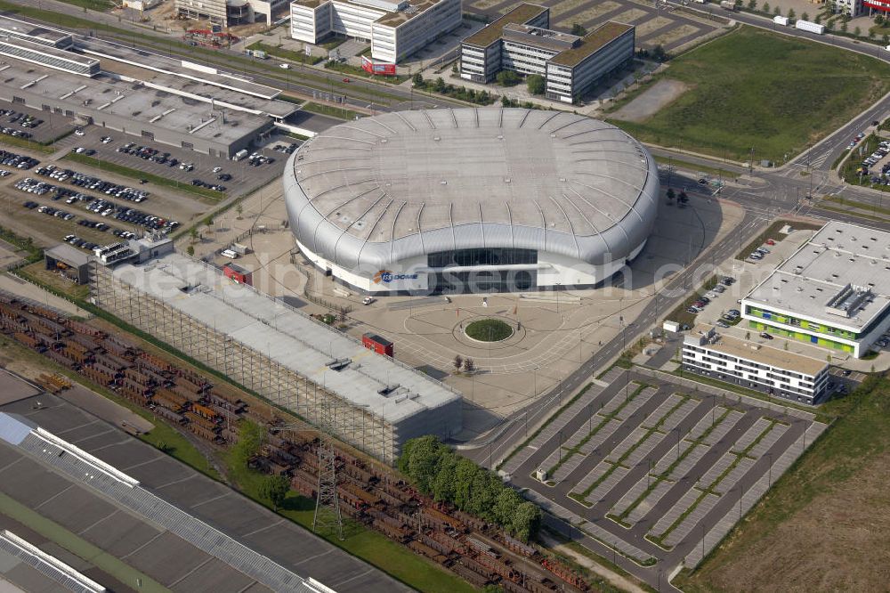 Düsseldorf from above - Blick auf den ISS Dome im Stadtteil Rath. Die Multifunktionshalle bietet Platz für bis 13.400 Besucher und ist die Heimspielstätte des Eishockeyvereins DEG Metro Stars. Hier finden auch an dere Sportveranstaltungen sowie Konzerte und Shows statt. The ISS Dome in the district Rath. The multi-functional hall can accommodate up to 13 400 visitors and is the home of the icehockey club DEG Metro Stars.There are also other sports and concerts and shows.