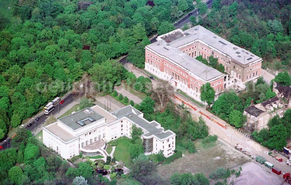 Berlin-Tiergarten from the bird's eye view: Italienische Botschaft (Renaissancebau in Rosa) Eröffnung 2003, Jap. Konsulat / Botschaft im Berliner Tiergarten.