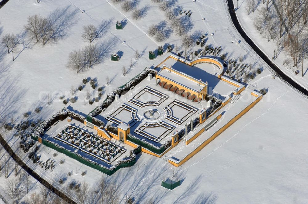 Berlin from the bird's eye view: Blick auf den Italienischen Garten im winterlich verschneiten Chinesischen Garten im Erholungspark Marzahn. Der Erholungspark Marzahn liegt im Berliner Bezirk Marzahn-Hellersdorf am nördlichen Fuß des Kienbergs und wurde am 9. Mai 1987 anlässlich der 750-Jahr-Feier von Berlin als Berliner Gartenschau und Geschenk der Gärtner an die Hauptstadt der DDR (Ost-Berlin) eröffnet und sollte somit ein Gegenstück zum Britzer Garten im damaligen West-Berlin darstellen. 1991 wurde die Berliner Gartenschau nicht nur in Erholungspark Marzahn umbenannt, sondern auch umgebaut: Große Spiel- und Liegewiesen sowie neue Spielplätze entstanden, Bäume wurden gepflanzt und Sondergärten überarbeitet und erweitert. Der neu gestaltete Park sollte den 300.000 Bewohnern der umliegenden Großsiedlungen als vielfältig nutzbare Erholungslandschaft dienen. Seit Oktober 2000 ist diese durch ihre Gärten der Welt auch weit über die Stadtgrenzen hinaus bekannt. 2005 wurde der Chinesische Garten im Erholungspark Marzahn als drittschönste Parkanlage Deutschlands ausgezeichnet. Außerdem gehört der Erholungspark zu den 365 Orten im Land der Ideen.