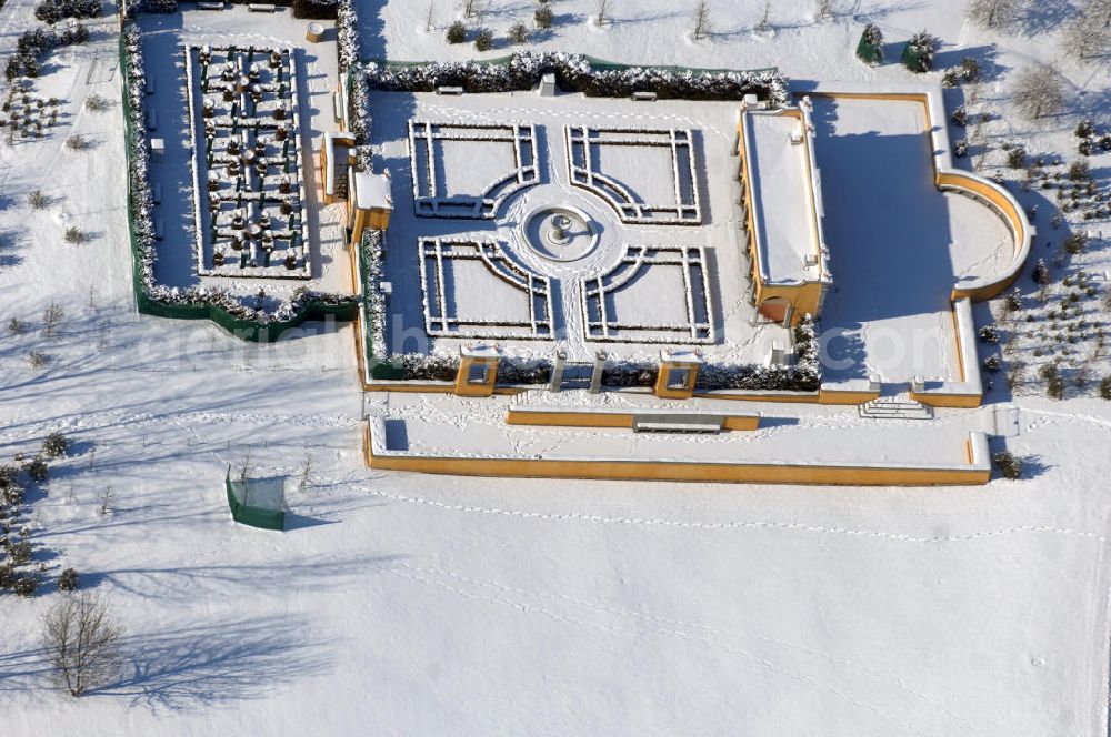 Aerial image Berlin - Blick auf den Italienischen Garten im winterlich verschneiten Chinesischen Garten im Erholungspark Marzahn. Der Erholungspark Marzahn liegt im Berliner Bezirk Marzahn-Hellersdorf am nördlichen Fuß des Kienbergs und wurde am 9. Mai 1987 anlässlich der 750-Jahr-Feier von Berlin als Berliner Gartenschau und Geschenk der Gärtner an die Hauptstadt der DDR (Ost-Berlin) eröffnet und sollte somit ein Gegenstück zum Britzer Garten im damaligen West-Berlin darstellen. 1991 wurde die Berliner Gartenschau nicht nur in Erholungspark Marzahn umbenannt, sondern auch umgebaut: Große Spiel- und Liegewiesen sowie neue Spielplätze entstanden, Bäume wurden gepflanzt und Sondergärten überarbeitet und erweitert. Der neu gestaltete Park sollte den 300.000 Bewohnern der umliegenden Großsiedlungen als vielfältig nutzbare Erholungslandschaft dienen. Seit Oktober 2000 ist diese durch ihre Gärten der Welt auch weit über die Stadtgrenzen hinaus bekannt. 2005 wurde der Chinesische Garten im Erholungspark Marzahn als drittschönste Parkanlage Deutschlands ausgezeichnet. Außerdem gehört der Erholungspark zu den 365 Orten im Land der Ideen.