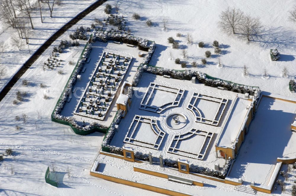 Aerial image Berlin - Blick auf den Italienischen Garten im winterlich verschneiten Chinesischen Garten im Erholungspark Marzahn. Der Erholungspark Marzahn liegt im Berliner Bezirk Marzahn-Hellersdorf am nördlichen Fuß des Kienbergs und wurde am 9. Mai 1987 anlässlich der 750-Jahr-Feier von Berlin als Berliner Gartenschau und Geschenk der Gärtner an die Hauptstadt der DDR (Ost-Berlin) eröffnet und sollte somit ein Gegenstück zum Britzer Garten im damaligen West-Berlin darstellen. 1991 wurde die Berliner Gartenschau nicht nur in Erholungspark Marzahn umbenannt, sondern auch umgebaut: Große Spiel- und Liegewiesen sowie neue Spielplätze entstanden, Bäume wurden gepflanzt und Sondergärten überarbeitet und erweitert. Der neu gestaltete Park sollte den 300.000 Bewohnern der umliegenden Großsiedlungen als vielfältig nutzbare Erholungslandschaft dienen. Seit Oktober 2000 ist diese durch ihre Gärten der Welt auch weit über die Stadtgrenzen hinaus bekannt. 2005 wurde der Chinesische Garten im Erholungspark Marzahn als drittschönste Parkanlage Deutschlands ausgezeichnet. Außerdem gehört der Erholungspark zu den 365 Orten im Land der Ideen.