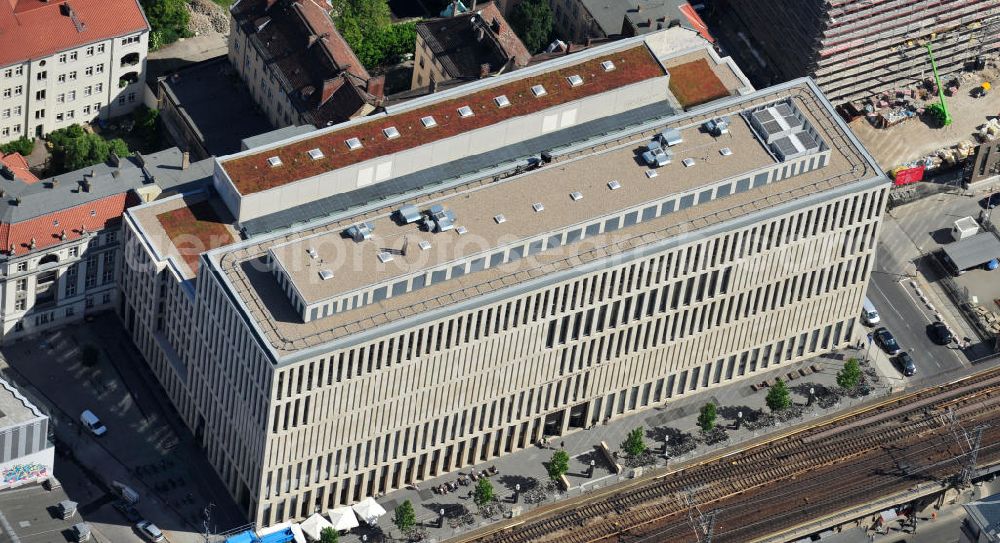 Aerial image Berlin - Das Jacob-und-Wilhelm-Grimm-Zentrum in Berlin-Mitte. Es liegt direkt an der Stadtbahn, zwischen dem Bahnhof Friedrichstraße und dem Hauptgebäude der Humboldt Universität. Es verfügt über den größten Bibliotheksbestand im deutschsprachigen Raum. The Jacob and Wilhelm Grimmcenter in Berlin-Mitte. It is at the metropolitan railway, between the train station Friedrichstraße and the main building of the Humboldt university. It is equipped with the largest library stock in the German-speaking countries.