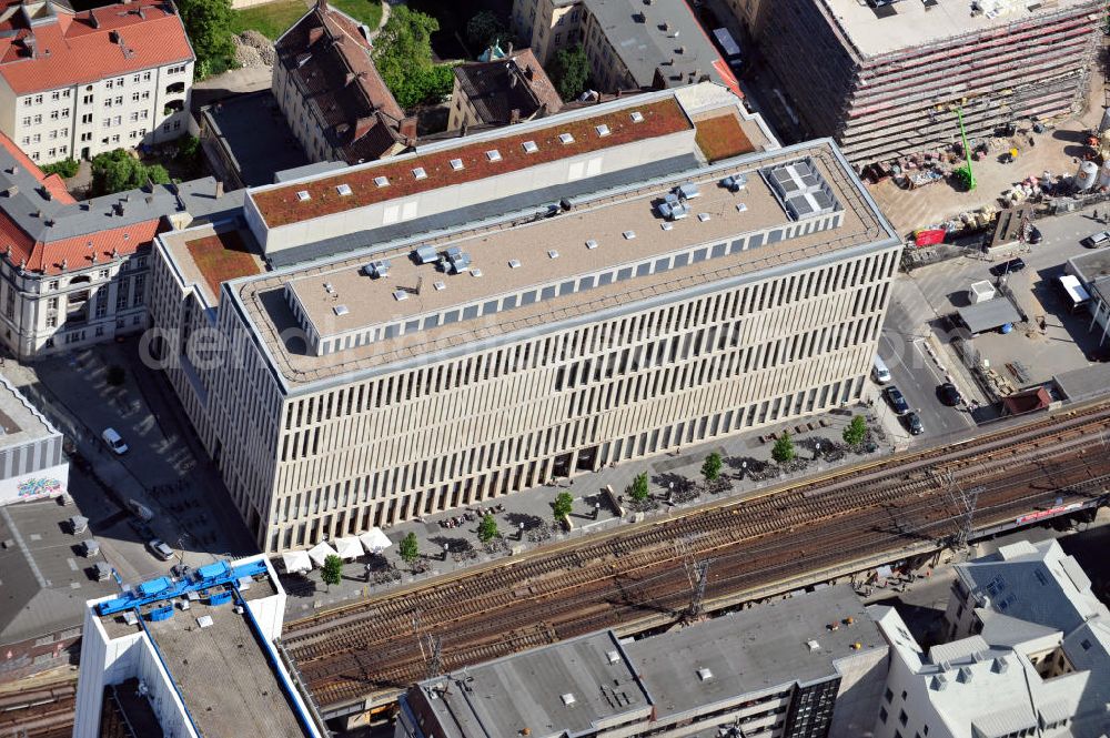 Aerial photograph Berlin - Das Jacob-und-Wilhelm-Grimm-Zentrum in Berlin-Mitte. Es liegt direkt an der Stadtbahn, zwischen dem Bahnhof Friedrichstraße und dem Hauptgebäude der Humboldt Universität. Es verfügt über den größten Bibliotheksbestand im deutschsprachigen Raum. The Jacob and Wilhelm Grimmcenter in Berlin-Mitte. It is at the metropolitan railway, between the train station Friedrichstraße and the main building of the Humboldt university. It is equipped with the largest library stock in the German-speaking countries.