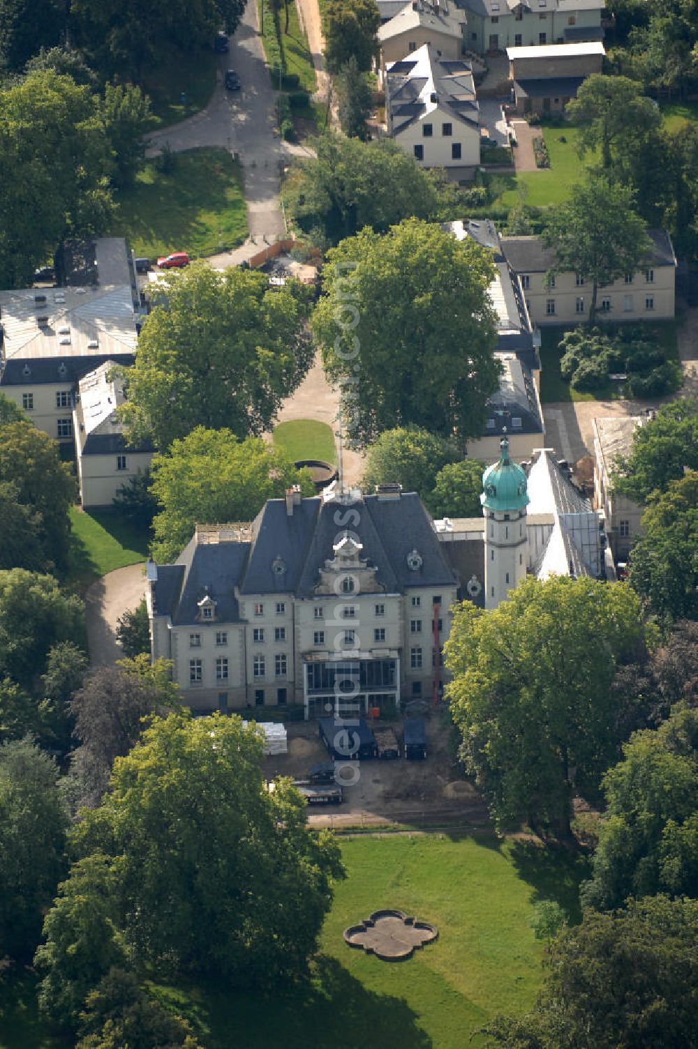 Aerial image Berlin - Blick auf das Jagdschloss Glienicke in Berlin, das 1682–93 von Charles Philippe Dieussart für den Großen Kurfürsten Friedrich Wilhelm errichtet wurde.Das Schloss liegt am Ufer des Glienicker See und ist Bestandteil des UNESCO-Weltkulturerbes.Es wird seit 2003 vom Sozialpädagogischen Fortbildungsinstitut Berlin-Brandenburg genutzt; sfbb.berlin-brandenburg.de