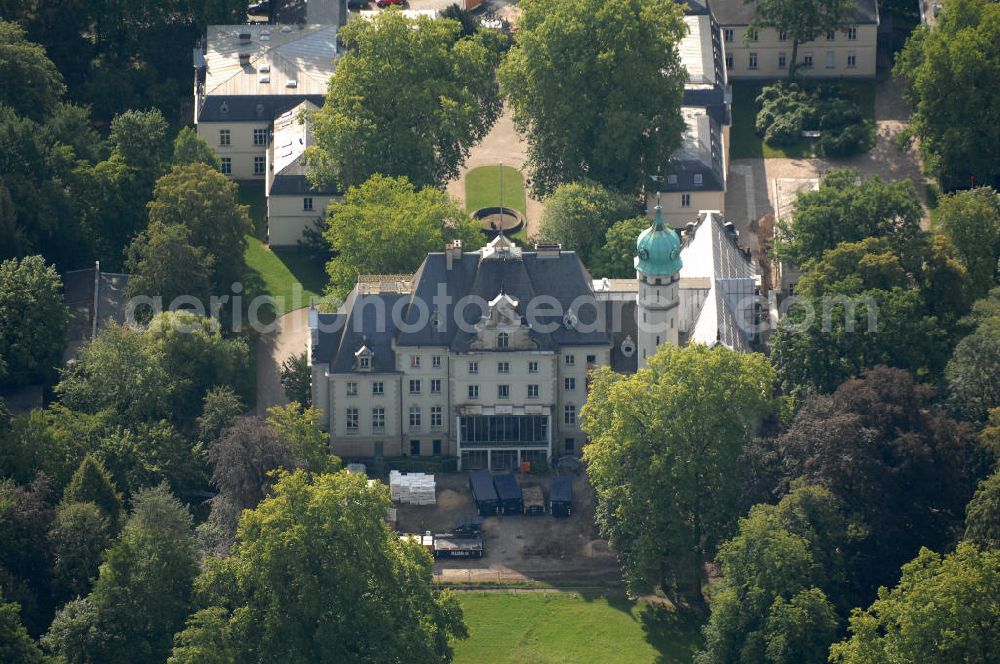 Aerial photograph Berlin - Blick auf das Jagdschloss Glienicke in Berlin, das 1682–93 von Charles Philippe Dieussart für den Großen Kurfürsten Friedrich Wilhelm errichtet wurde.Das Schloss liegt am Ufer des Glienicker See und ist Bestandteil des UNESCO-Weltkulturerbes.Es wird seit 2003 vom Sozialpädagogischen Fortbildungsinstitut Berlin-Brandenburg genutzt; sfbb.berlin-brandenburg.de