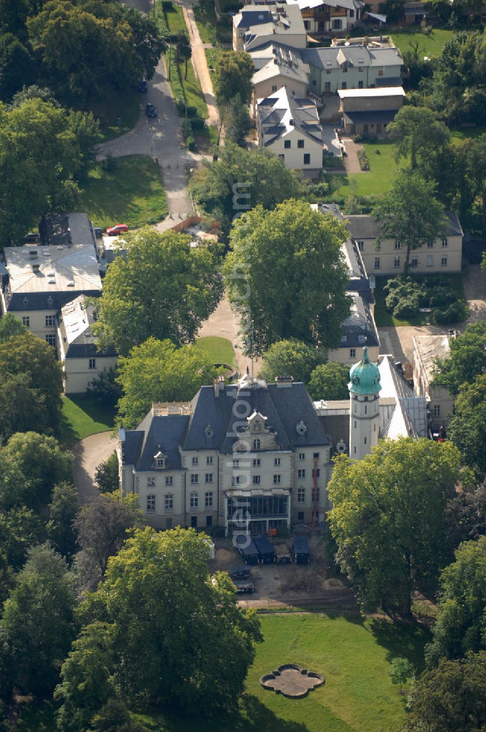 Berlin from above - Blick auf das Jagdschloss Glienicke in Berlin, das 1682–93 von Charles Philippe Dieussart für den Großen Kurfürsten Friedrich Wilhelm errichtet wurde.Das Schloss liegt am Ufer des Glienicker See und ist Bestandteil des UNESCO-Weltkulturerbes.Es wird seit 2003 vom Sozialpädagogischen Fortbildungsinstitut Berlin-Brandenburg genutzt; sfbb.berlin-brandenburg.de