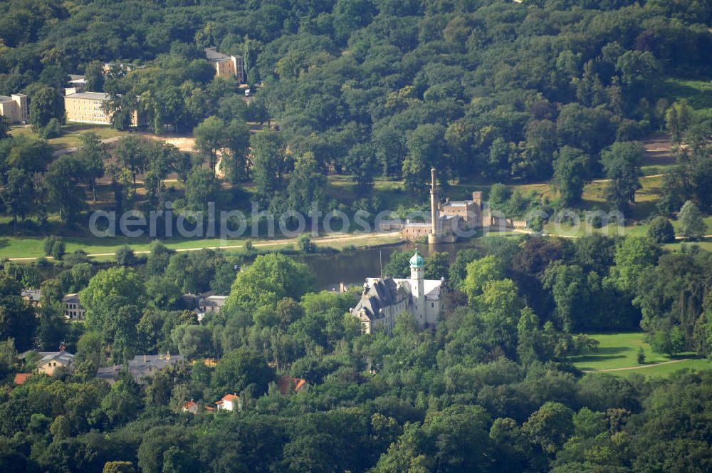 Berlin from above - Blick auf das Jagdschloss Glienicke in Berlin und den Park Babelsberg mit dem Dampfmaschinenhaus in Potsdam am Ufer der Havel. Das Jagdschloss Glienicke ist Bestandteil des UNESCO-Weltkulturerbes und wird seit 2003 vom Sozialpädagogischen Fortbildungsinstitut Berlin-Brandenburg genutzt. sfbb.berlin-brandenburg.de; Das Dampfmaschinenhaus wurde 1845 erbaut, um den Park Babelsberg mit Wasser zu versorgen.