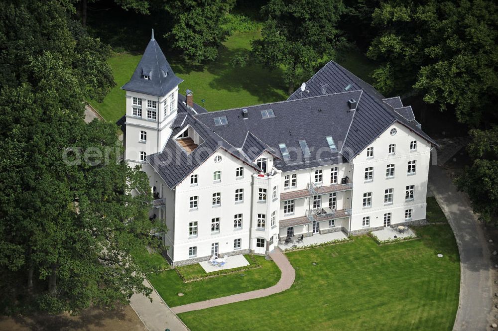 Hohen Niendorf from the bird's eye view: Blick auf das Jagdschloss zu Hohen Niendorf. Das im 19. Jahrhundert erbaute Herrenhaus wurde saniert und hat insgesamt 21 Wohnungen zur Vermietung und Verkauf im Angebot. View of the hunting château in Hohen Niendorf. The 19th Century manor house has been renovated and has a total of 21 apartments for rent or sale in the offer.