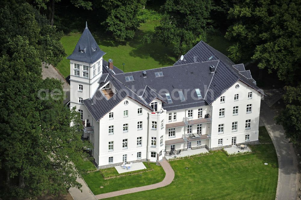 Aerial image Hohen Niendorf - Blick auf das Jagdschloss zu Hohen Niendorf. Das im 19. Jahrhundert erbaute Herrenhaus wurde saniert und hat insgesamt 21 Wohnungen zur Vermietung und Verkauf im Angebot. View of the hunting château in Hohen Niendorf. The 19th Century manor house has been renovated and has a total of 21 apartments for rent or sale in the offer.