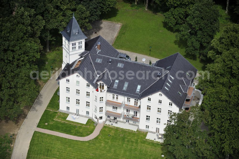 Aerial photograph Hohen Niendorf - Blick auf das Jagdschloss zu Hohen Niendorf. Das im 19. Jahrhundert erbaute Herrenhaus wurde saniert und hat insgesamt 21 Wohnungen zur Vermietung und Verkauf im Angebot. View of the hunting château in Hohen Niendorf. The 19th Century manor house has been renovated and has a total of 21 apartments for rent or sale in the offer.