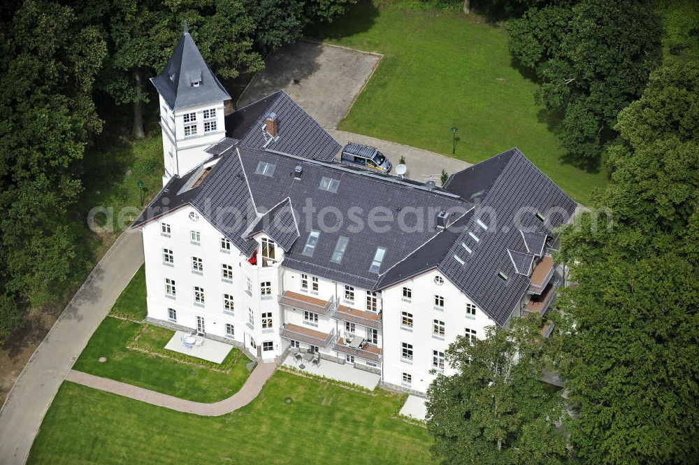 Hohen Niendorf from above - Blick auf das Jagdschloss zu Hohen Niendorf. Das im 19. Jahrhundert erbaute Herrenhaus wurde saniert und hat insgesamt 21 Wohnungen zur Vermietung und Verkauf im Angebot. View of the hunting château in Hohen Niendorf. The 19th Century manor house has been renovated and has a total of 21 apartments for rent or sale in the offer.