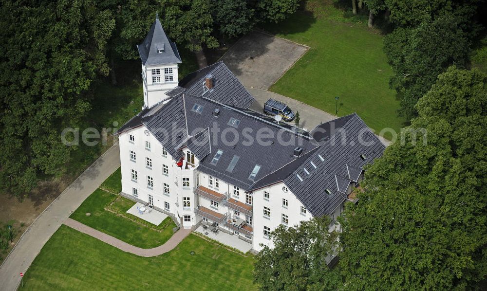 Hohen Niendorf from the bird's eye view: Blick auf das Jagdschloss zu Hohen Niendorf. Das im 19. Jahrhundert erbaute Herrenhaus wurde saniert und hat insgesamt 21 Wohnungen zur Vermietung und Verkauf im Angebot. View of the hunting château in Hohen Niendorf. The 19th Century manor house has been renovated and has a total of 21 apartments for rent or sale in the offer.