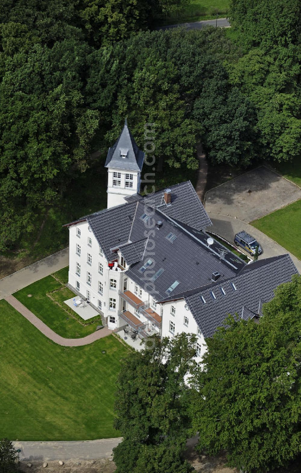 Aerial image Hohen Niendorf - Blick auf das Jagdschloss zu Hohen Niendorf. Das im 19. Jahrhundert erbaute Herrenhaus wurde saniert und hat insgesamt 21 Wohnungen zur Vermietung und Verkauf im Angebot. View of the hunting château in Hohen Niendorf. The 19th Century manor house has been renovated and has a total of 21 apartments for rent or sale in the offer.