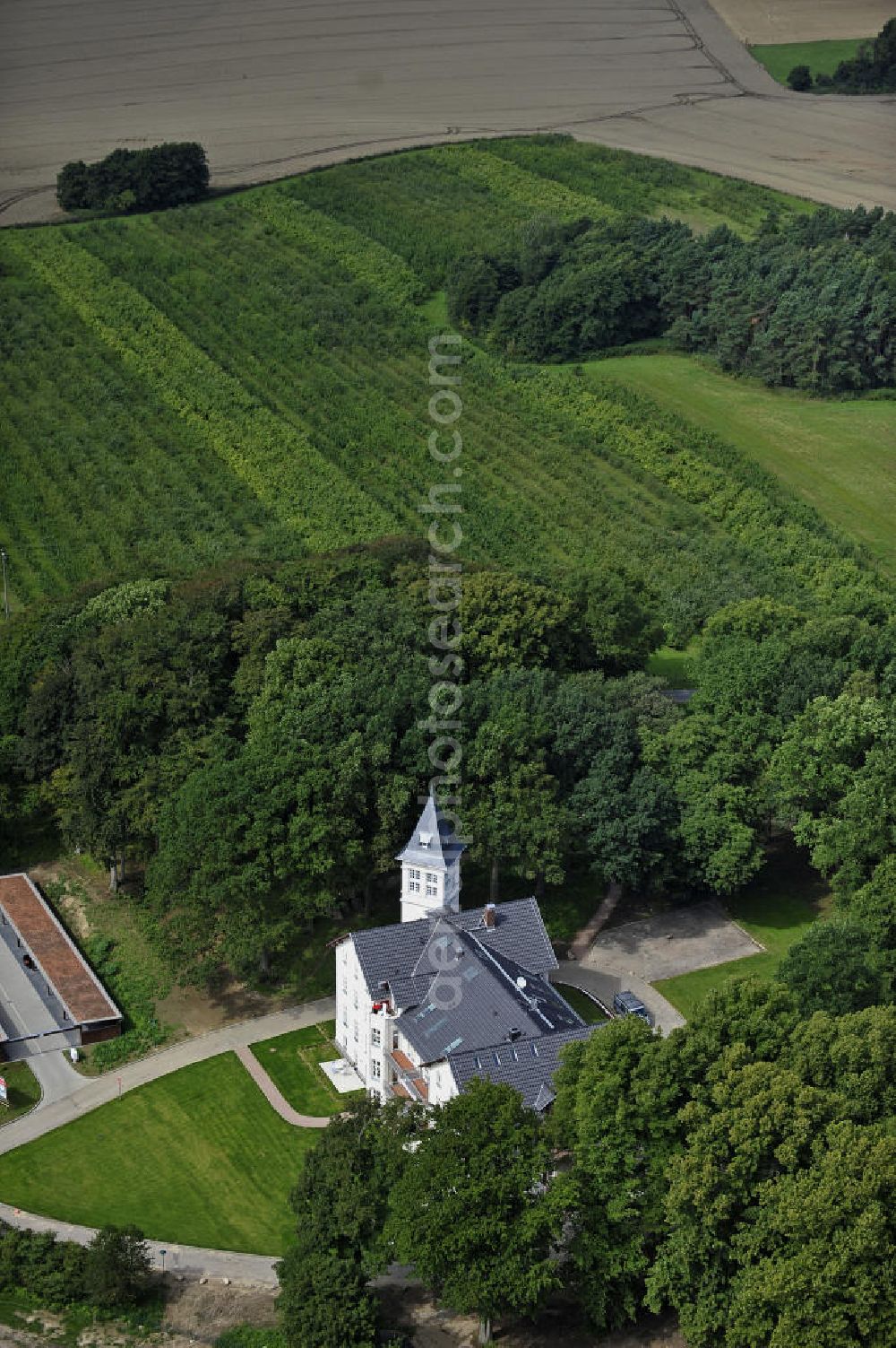 Aerial photograph Hohen Niendorf - Blick auf das Jagdschloss zu Hohen Niendorf. Das im 19. Jahrhundert erbaute Herrenhaus wurde saniert und hat insgesamt 21 Wohnungen zur Vermietung und Verkauf im Angebot. View of the hunting château in Hohen Niendorf. The 19th Century manor house has been renovated and has a total of 21 apartments for rent or sale in the offer.