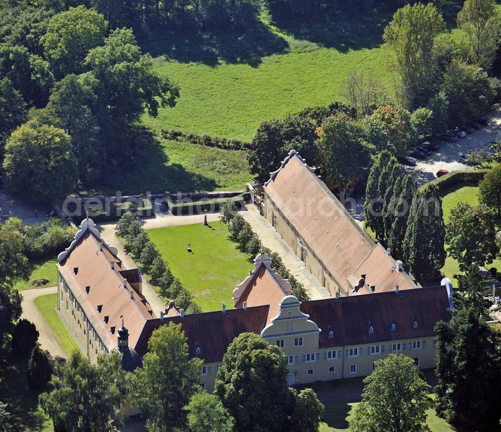 Darmstadt from the bird's eye view: Blick auf das Jagdschloss Kranichstein im gleichnamigen Stadtteil von Darmstadt. Das Jagdschloss, erbaut im 16. Jahrhundert, beherbergt heute ein kulturhistorisches Museum sowie ein Vier-Sterne-Hotel. View of the hunting château Kranichstein in the same-named district of Darmstadt. The chateau was built in the 16th Century, now houses a museum of cultural history and a four-star hotel.