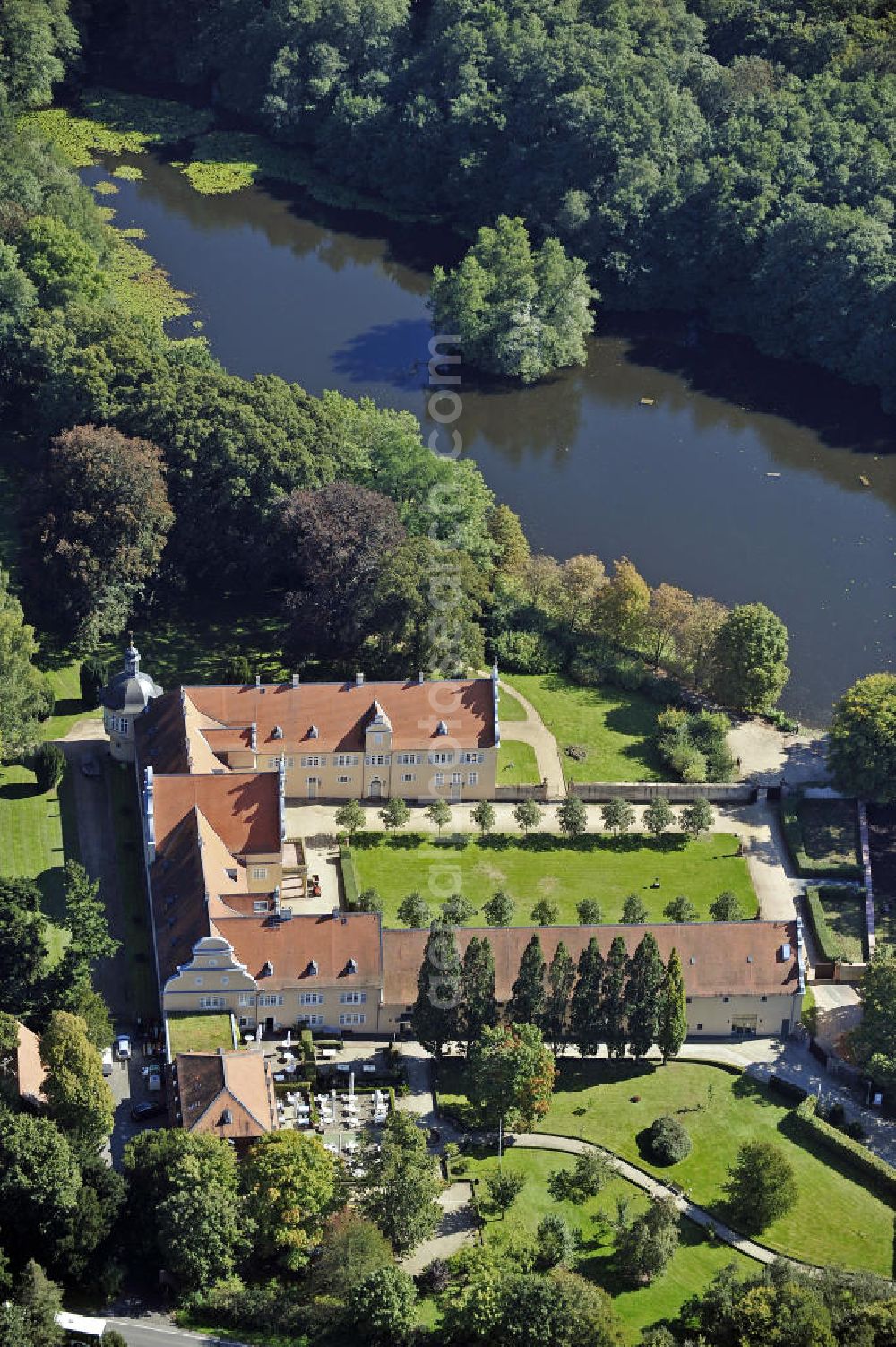 Aerial photograph Darmstadt - Blick auf das Jagdschloss Kranichstein im gleichnamigen Stadtteil von Darmstadt. Das Jagdschloss, erbaut im 16. Jahrhundert, beherbergt heute ein kulturhistorisches Museum sowie ein Vier-Sterne-Hotel. View of the hunting château Kranichstein in the same-named district of Darmstadt. The chateau was built in the 16th Century, now houses a museum of cultural history and a four-star hotel.