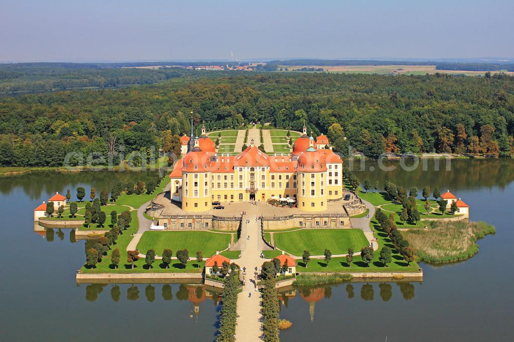 Moritzburg from above - Das barocke Jagd- und Lustschloss Moritzburg in Sachsen. Das heutige Erscheinungsbild vom Schloß / Schloss entstand Anfang des 18. Jahrhunderts durch Pläne von August dem Starken. The baroque castle Moritzburg in Saxony.