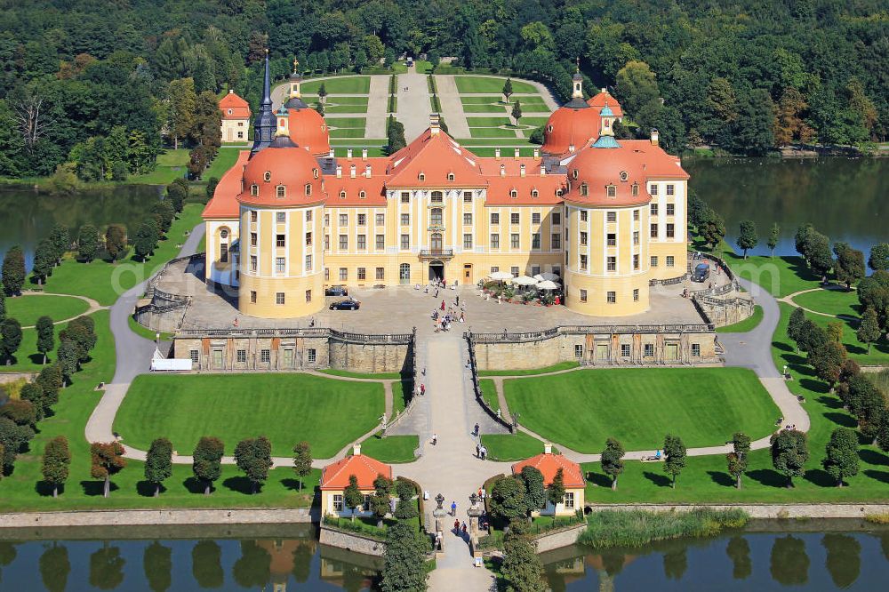 Moritzburg from the bird's eye view: Das barocke Jagd- und Lustschloss Moritzburg in Sachsen. Das heutige Erscheinungsbild vom Schloß / Schloss entstand Anfang des 18. Jahrhunderts durch Pläne von August dem Starken. The baroque castle Moritzburg in Saxony.