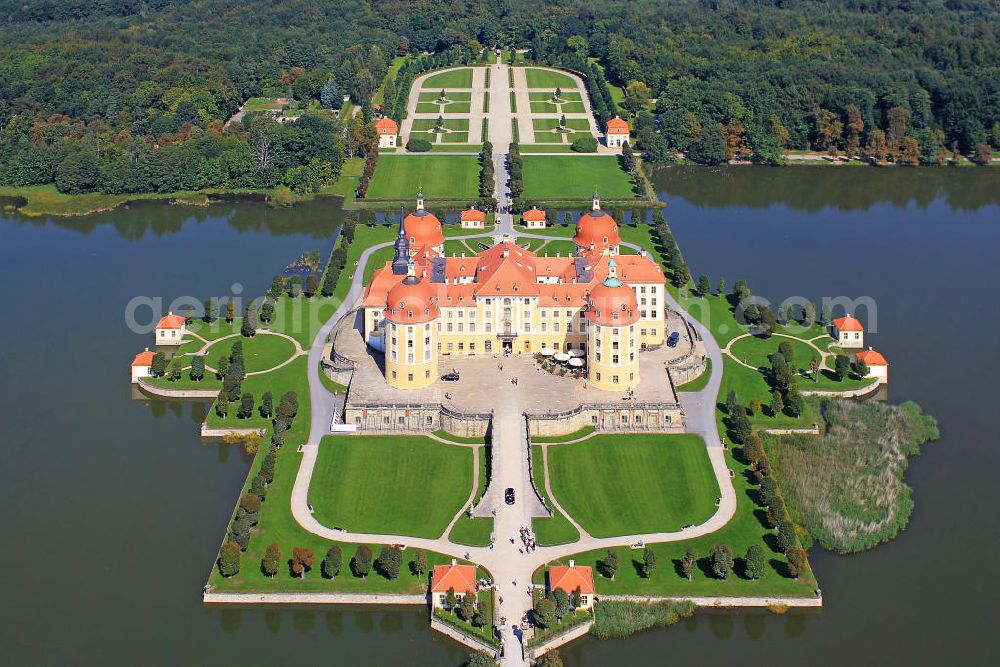 Aerial image Moritzburg - Das barocke Jagd- und Lustschloss Moritzburg in Sachsen. Das heutige Erscheinungsbild vom Schloß / Schloss entstand Anfang des 18. Jahrhunderts durch Pläne von August dem Starken. The baroque castle Moritzburg in Saxony.