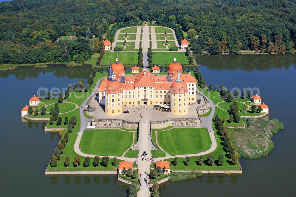 Aerial photograph Moritzburg - Das barocke Jagd- und Lustschloss Moritzburg in Sachsen. Das heutige Erscheinungsbild vom Schloß / Schloss entstand Anfang des 18. Jahrhunderts durch Pläne von August dem Starken. The baroque castle Moritzburg in Saxony.