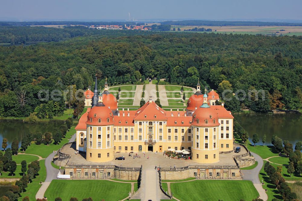 Moritzburg from above - Das barocke Jagd- und Lustschloss Moritzburg in Sachsen. Das heutige Erscheinungsbild vom Schloß / Schloss entstand Anfang des 18. Jahrhunderts durch Pläne von August dem Starken. The baroque castle Moritzburg in Saxony.