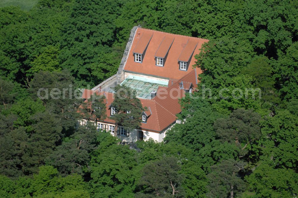 HALBERSTADT from above - Blick auf das Jagdschloss Spiegelsberge im Landschaftsschutzpark Spiegelsberge am Tiergarten in Halberstadt.