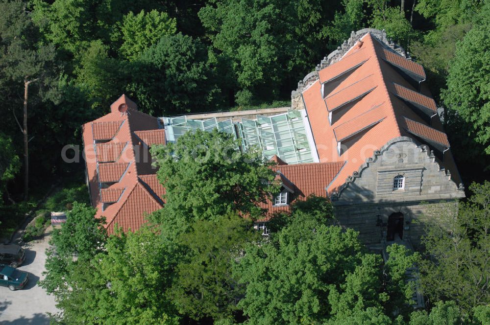 HALBERSTADT from above - Blick auf das Jagdschloss Spiegelsberge im Landschaftsschutzpark Spiegelsberge am Tiergarten in Halberstadt.