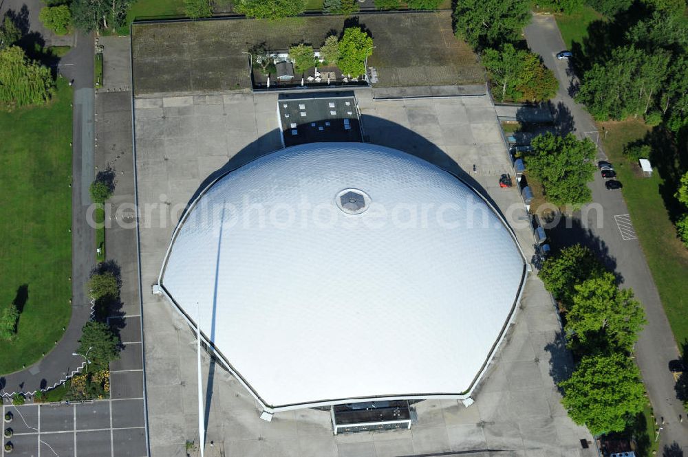 Frankfurt am Main from the bird's eye view: Kultur- und Kongresszentrum Jahrhunderthalle an der Pfaffenwiese 301 in Frankfurt in Hessen. Cultural and conference centre Jahrhunderthalle in Frankfurt on the Main in Hesse.