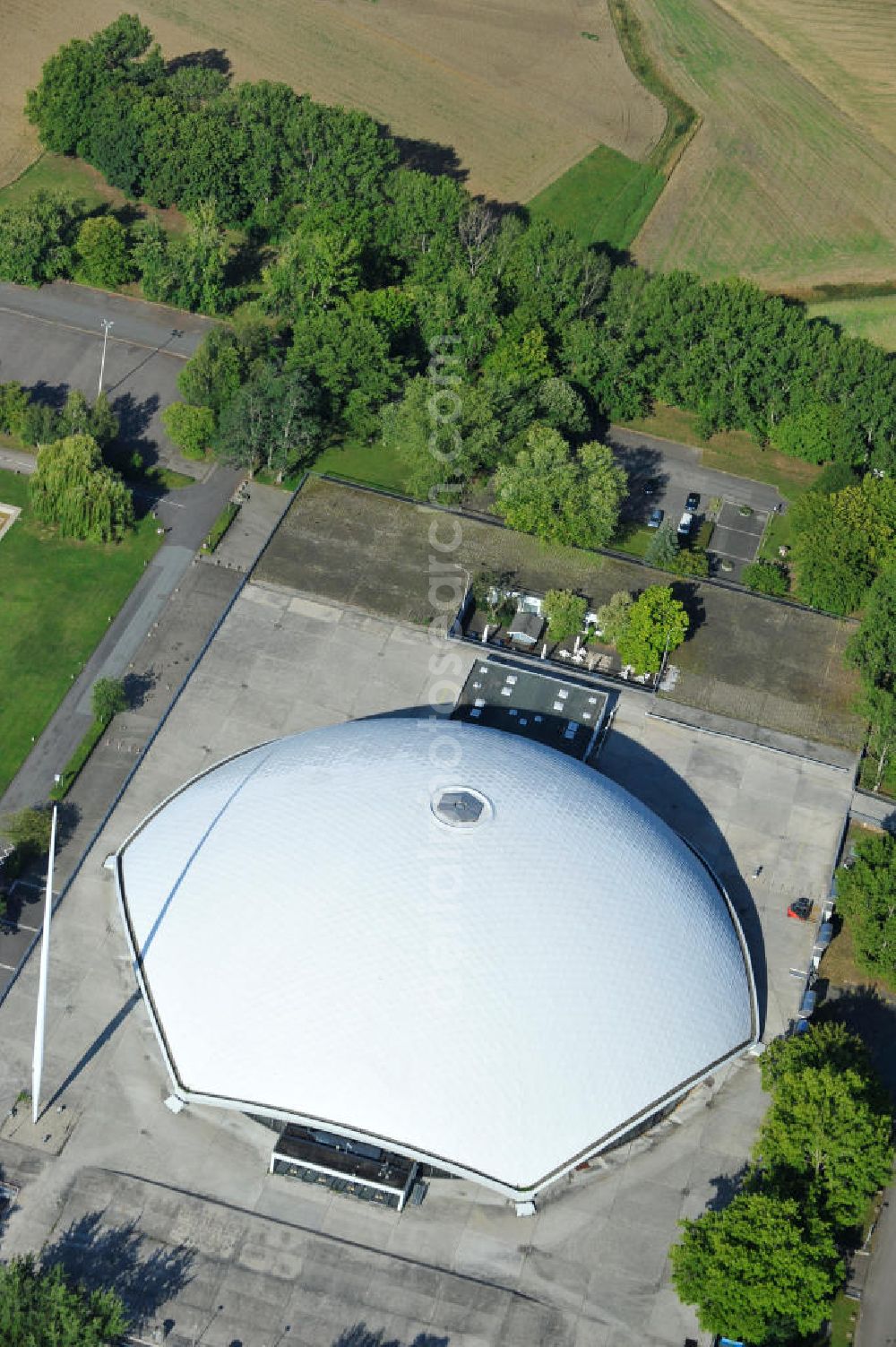 Aerial image Frankfurt am Main - Kultur- und Kongresszentrum Jahrhunderthalle an der Pfaffenwiese 301 in Frankfurt in Hessen. Cultural and conference centre Jahrhunderthalle in Frankfurt on the Main in Hesse.