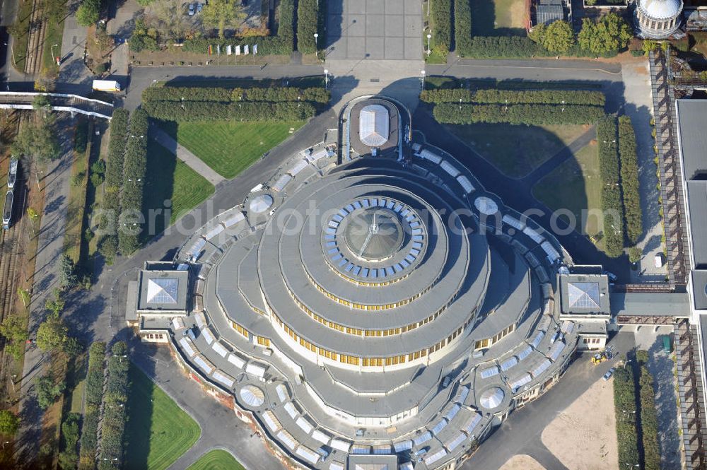 Aerial image WROCLAW - BRESLAU - Die Jahrhunderthalle (Hala Stulecia, Hala Ludowa) Breslau, Niederschlesien in Polen, ist eine aus Stahlbeton erbaute Veranstaltungshalle. Die Halle wurde vom Architekten Max Berg gebaut und ist Weltkulturerbe. The Centennial Hall (Hala Stulecia, Hala Ludowa) Wroclaw in Lower Silesia in Poland, is an event hall and was built by the architect Max Berg. It is a world heritage site.