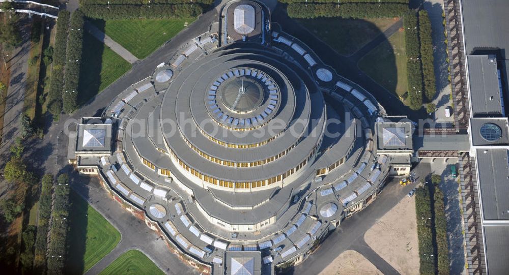 Aerial photograph WROCLAW - BRESLAU - Die Jahrhunderthalle (Hala Stulecia, Hala Ludowa) Breslau, Niederschlesien in Polen, ist eine aus Stahlbeton erbaute Veranstaltungshalle. Die Halle wurde vom Architekten Max Berg gebaut und ist Weltkulturerbe. The Centennial Hall (Hala Stulecia, Hala Ludowa) Wroclaw in Lower Silesia in Poland, is an event hall and was built by the architect Max Berg. It is a world heritage site.