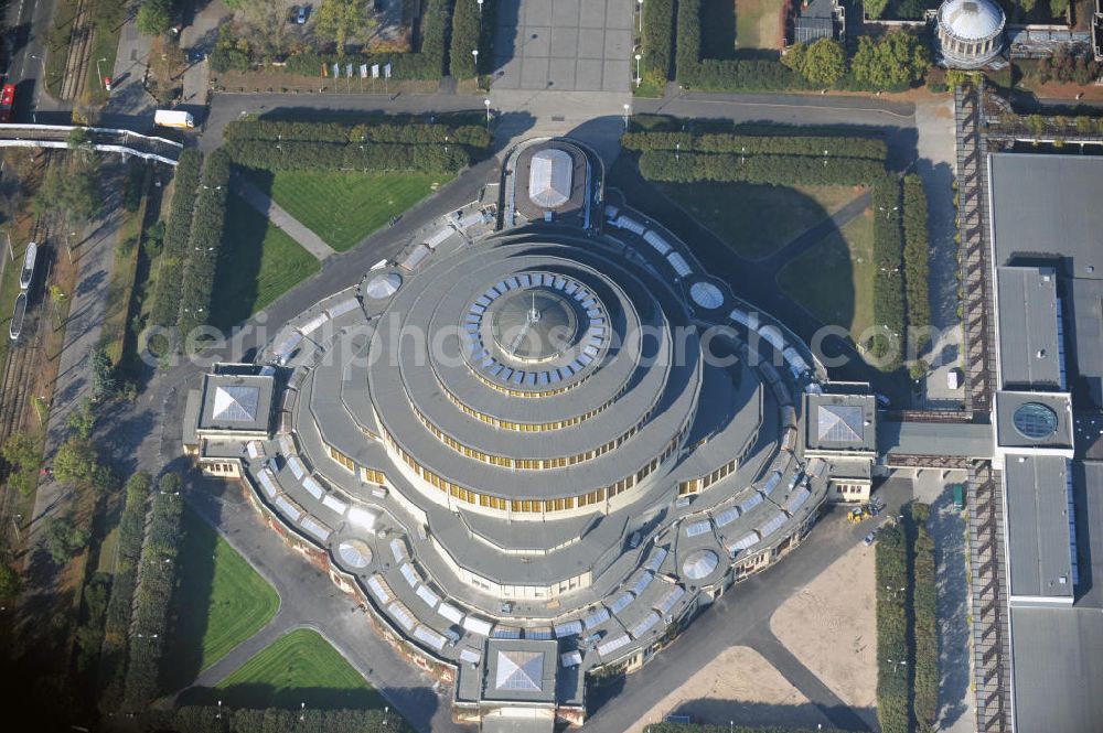 WROCLAW - BRESLAU from above - Die Jahrhunderthalle (Hala Stulecia, Hala Ludowa) Breslau, Niederschlesien in Polen, ist eine aus Stahlbeton erbaute Veranstaltungshalle. Die Halle wurde vom Architekten Max Berg gebaut und ist Weltkulturerbe. The Centennial Hall (Hala Stulecia, Hala Ludowa) Wroclaw in Lower Silesia in Poland, is an event hall and was built by the architect Max Berg. It is a world heritage site.