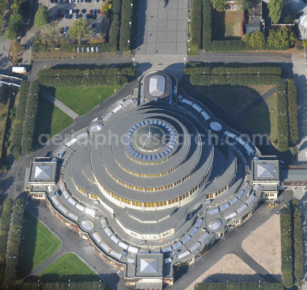 WROCLAW - BRESLAU from the bird's eye view: Die Jahrhunderthalle (Hala Stulecia, Hala Ludowa) Breslau, Niederschlesien in Polen, ist eine aus Stahlbeton erbaute Veranstaltungshalle. Die Halle wurde vom Architekten Max Berg gebaut und ist Weltkulturerbe. The Centennial Hall (Hala Stulecia, Hala Ludowa) Wroclaw in Lower Silesia in Poland, is an event hall and was built by the architect Max Berg. It is a world heritage site.