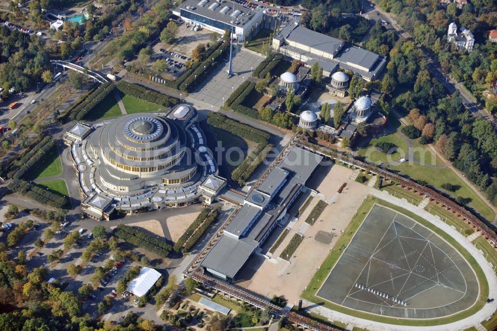 Aerial photograph WROCLAW - BRESLAU - Die Jahrhunderthalle (Hala Stulecia, Hala Ludowa) Breslau, Niederschlesien in Polen, ist eine aus Stahlbeton erbaute Veranstaltungshalle. Die Halle wurde vom Architekten Max Berg gebaut und ist Weltkulturerbe. The Centennial Hall (Hala Stulecia, Hala Ludowa) Wroclaw in Lower Silesia in Poland, is an event hall and was built by the architect Max Berg. It is a world heritage site.