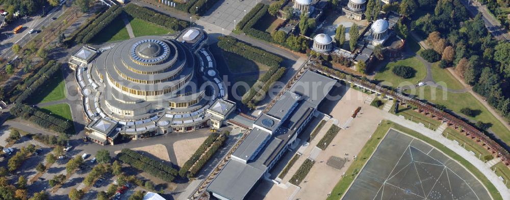 WROCLAW - BRESLAU from above - Die Jahrhunderthalle (Hala Stulecia, Hala Ludowa) Breslau, Niederschlesien in Polen, ist eine aus Stahlbeton erbaute Veranstaltungshalle. Die Halle wurde vom Architekten Max Berg gebaut und ist Weltkulturerbe. The Centennial Hall (Hala Stulecia, Hala Ludowa) Wroclaw in Lower Silesia in Poland, is an event hall and was built by the architect Max Berg. It is a world heritage site.