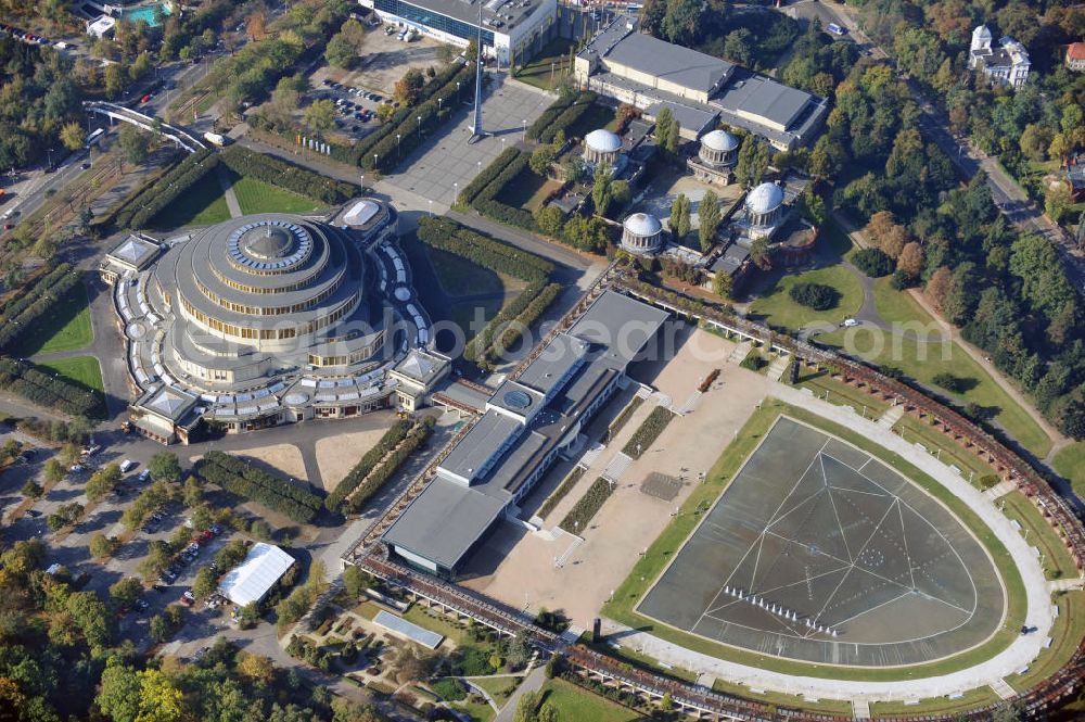 WROCLAW - BRESLAU from the bird's eye view: Die Jahrhunderthalle (Hala Stulecia, Hala Ludowa) Breslau, Niederschlesien in Polen, ist eine aus Stahlbeton erbaute Veranstaltungshalle. Die Halle wurde vom Architekten Max Berg gebaut und ist Weltkulturerbe. The Centennial Hall (Hala Stulecia, Hala Ludowa) Wroclaw in Lower Silesia in Poland, is an event hall and was built by the architect Max Berg. It is a world heritage site.