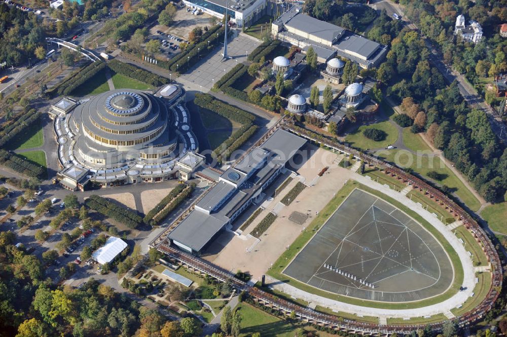 Aerial photograph WROCLAW - BRESLAU - Die Jahrhunderthalle (Hala Stulecia, Hala Ludowa) Breslau, Niederschlesien in Polen, ist eine aus Stahlbeton erbaute Veranstaltungshalle. Die Halle wurde vom Architekten Max Berg gebaut und ist Weltkulturerbe. The Centennial Hall (Hala Stulecia, Hala Ludowa) Wroclaw in Lower Silesia in Poland, is an event hall and was built by the architect Max Berg. It is a world heritage site.