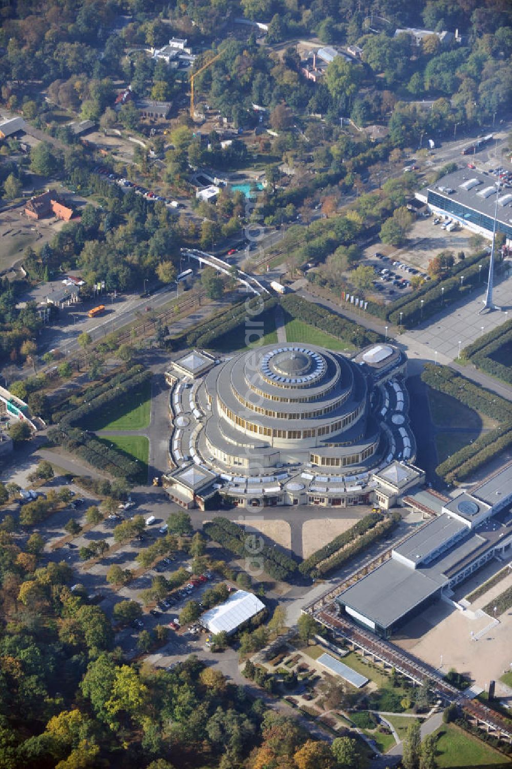 WROCLAW - BRESLAU from above - Die Jahrhunderthalle (Hala Stulecia, Hala Ludowa) Breslau, Niederschlesien in Polen, ist eine aus Stahlbeton erbaute Veranstaltungshalle. Die Halle wurde vom Architekten Max Berg gebaut und ist Weltkulturerbe. The Centennial Hall (Hala Stulecia, Hala Ludowa) Wroclaw in Lower Silesia in Poland, is an event hall and was built by the architect Max Berg. It is a world heritage site.