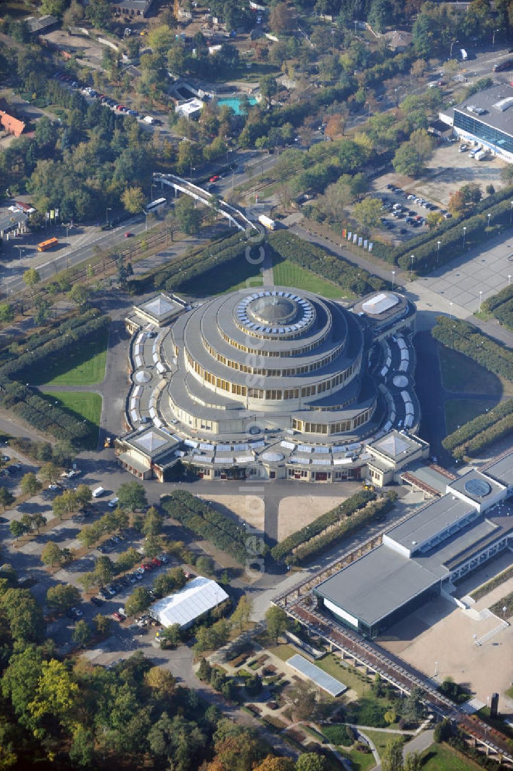 Aerial image WROCLAW - BRESLAU - Die Jahrhunderthalle (Hala Stulecia, Hala Ludowa) Breslau, Niederschlesien in Polen, ist eine aus Stahlbeton erbaute Veranstaltungshalle. Die Halle wurde vom Architekten Max Berg gebaut und ist Weltkulturerbe. The Centennial Hall (Hala Stulecia, Hala Ludowa) Wroclaw in Lower Silesia in Poland, is an event hall and was built by the architect Max Berg. It is a world heritage site.