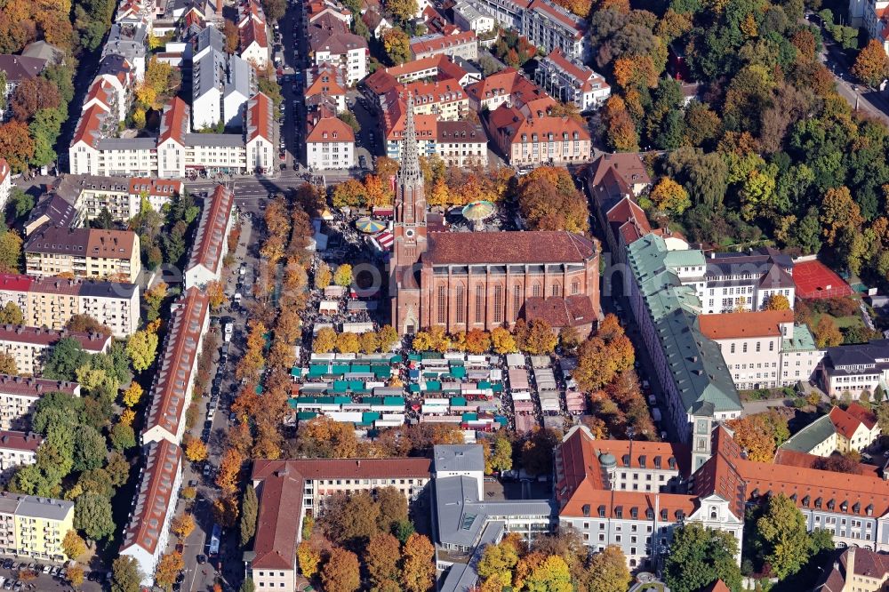 Aerial photograph München - Event facilities at the Volksfest Auer Dult on the Mariahilfplatz at the Mariahilf church in the city district of Au in Munich, Bavaria. The Herbstdult is also called Kirchweihdult