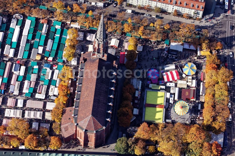 München from above - Event facilities at the Volksfest Auer Dult on the Mariahilfplatz at the Mariahilf church in the city district of Au in Munich, Bavaria. The Herbstdult is also called Kirchweihdult