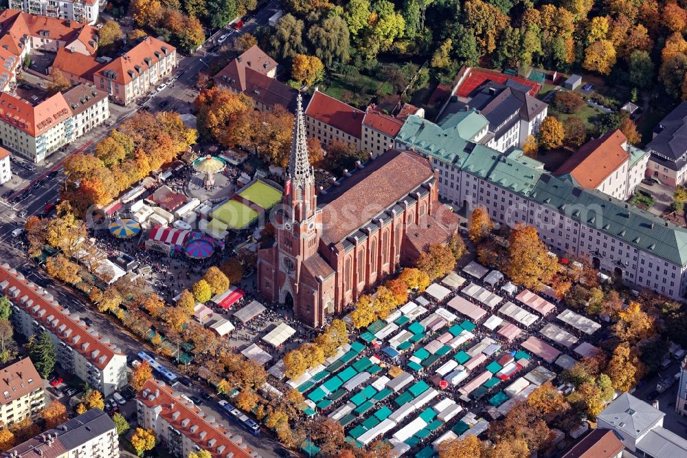 München from above - Event facilities at the Volksfest Auer Dult on the Mariahilfplatz at the Mariahilf church in the city district of Au in Munich, Bavaria. The Herbstdult is also called Kirchweihdult