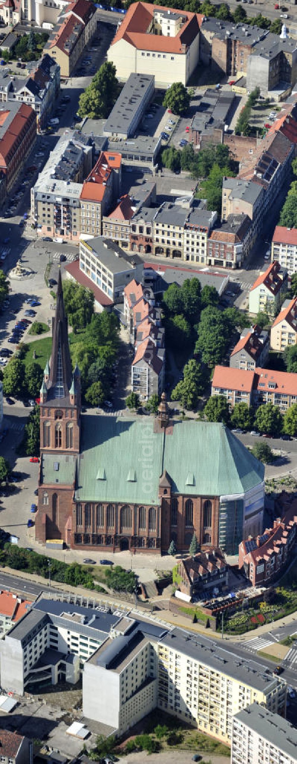 Aerial image Stettin / Szczecin - Blick auf die Jakobskathedrale oder auch Jakobikirche. Der backsteingotischer Kirchenbau ist die größte Kirche Pommerns. Das Gebäude wird durch die katholische Kirche als Kathedralkirche des Erzbistums Stettin-Cammin genutzt. Papst Johannes Paul II. erhob die Kirche 1983 in den Rang einer Basilica minor. In der Jakobikirche fand die Uraufführung des berühmten Hochzeitsmarsches von Felix Mendelssohn Bartholdy statt. Cathedral of St. James or St. James Church of Stettin