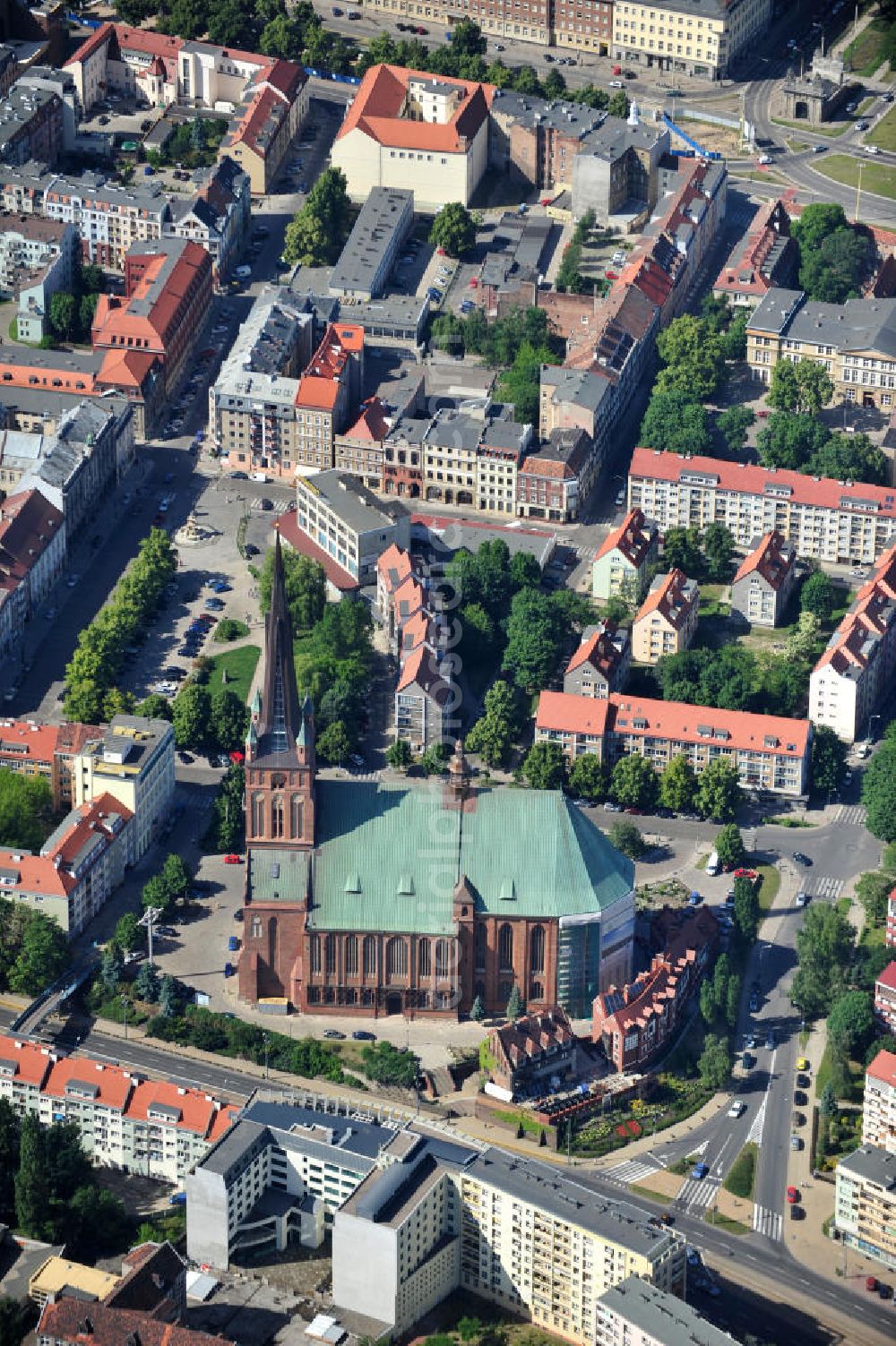 Aerial photograph Stettin / Szczecin - Blick auf die Jakobskathedrale oder auch Jakobikirche. Der backsteingotischer Kirchenbau ist die größte Kirche Pommerns. Das Gebäude wird durch die katholische Kirche als Kathedralkirche des Erzbistums Stettin-Cammin genutzt. Papst Johannes Paul II. erhob die Kirche 1983 in den Rang einer Basilica minor. In der Jakobikirche fand die Uraufführung des berühmten Hochzeitsmarsches von Felix Mendelssohn Bartholdy statt. Cathedral of St. James or St. James Church of Stettin