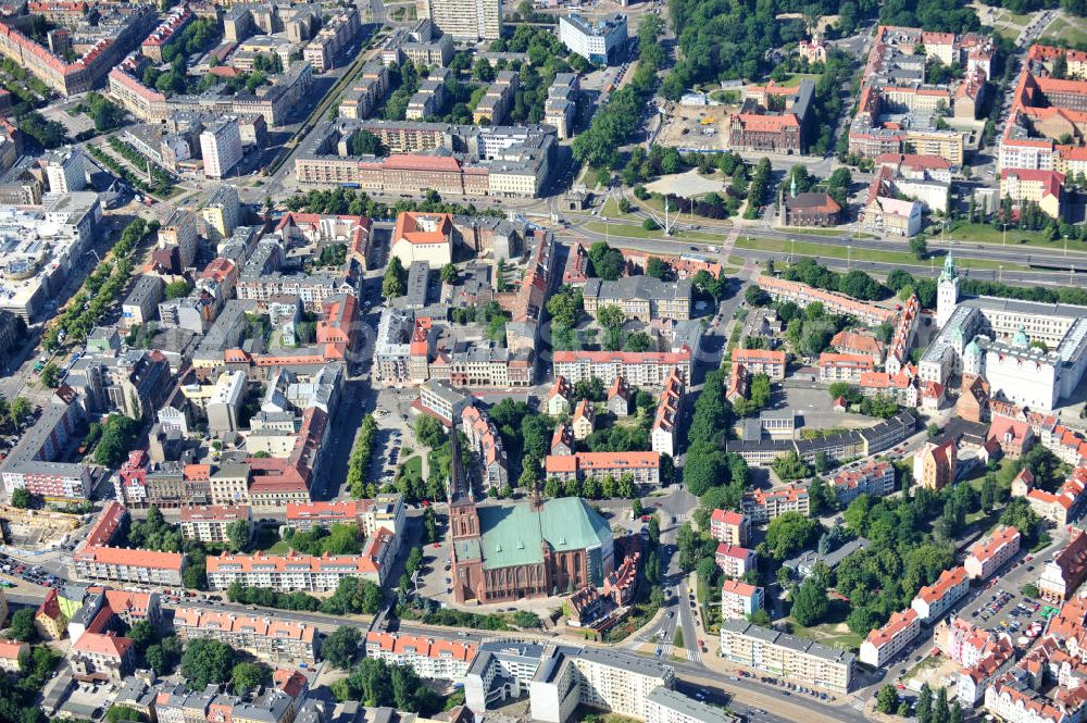 Stettin / Szczecin from above - Blick auf die Jakobskathedrale oder auch Jakobikirche. Der backsteingotischer Kirchenbau ist die größte Kirche Pommerns. Das Gebäude wird durch die katholische Kirche als Kathedralkirche des Erzbistums Stettin-Cammin genutzt. Papst Johannes Paul II. erhob die Kirche 1983 in den Rang einer Basilica minor. In der Jakobikirche fand die Uraufführung des berühmten Hochzeitsmarsches von Felix Mendelssohn Bartholdy statt. Cathedral of St. James or St. James Church of Stettin