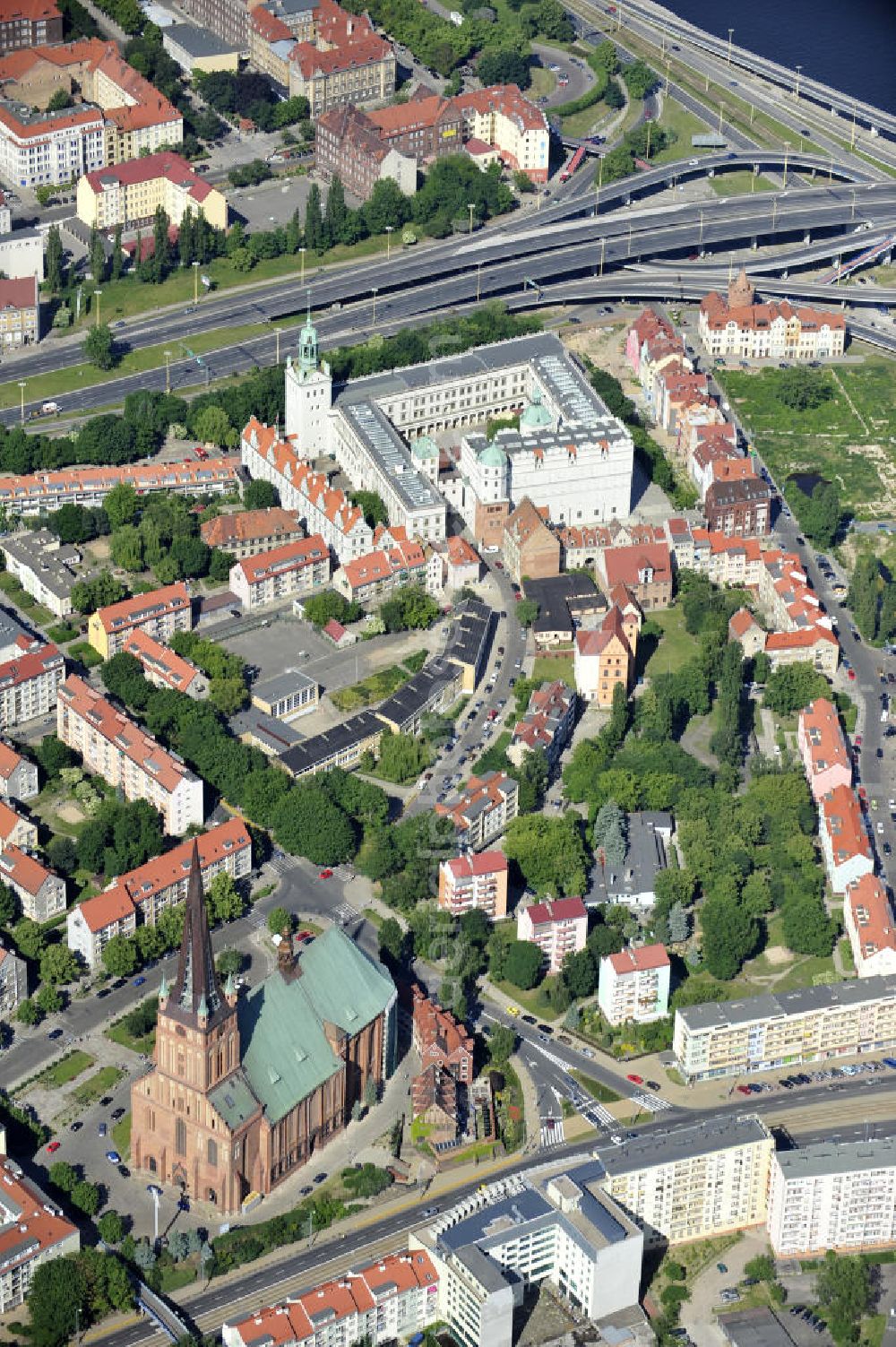 Stettin / Szczecin from the bird's eye view: Blick auf die Jakobskathedrale oder auch Jakobikirche. Der backsteingotischer Kirchenbau ist die größte Kirche Pommerns. Das Gebäude wird durch die katholische Kirche als Kathedralkirche des Erzbistums Stettin-Cammin genutzt. Papst Johannes Paul II. erhob die Kirche 1983 in den Rang einer Basilica minor. In der Jakobikirche fand die Uraufführung des berühmten Hochzeitsmarsches von Felix Mendelssohn Bartholdy statt. Cathedral of St. James or St. James Church of Stettin