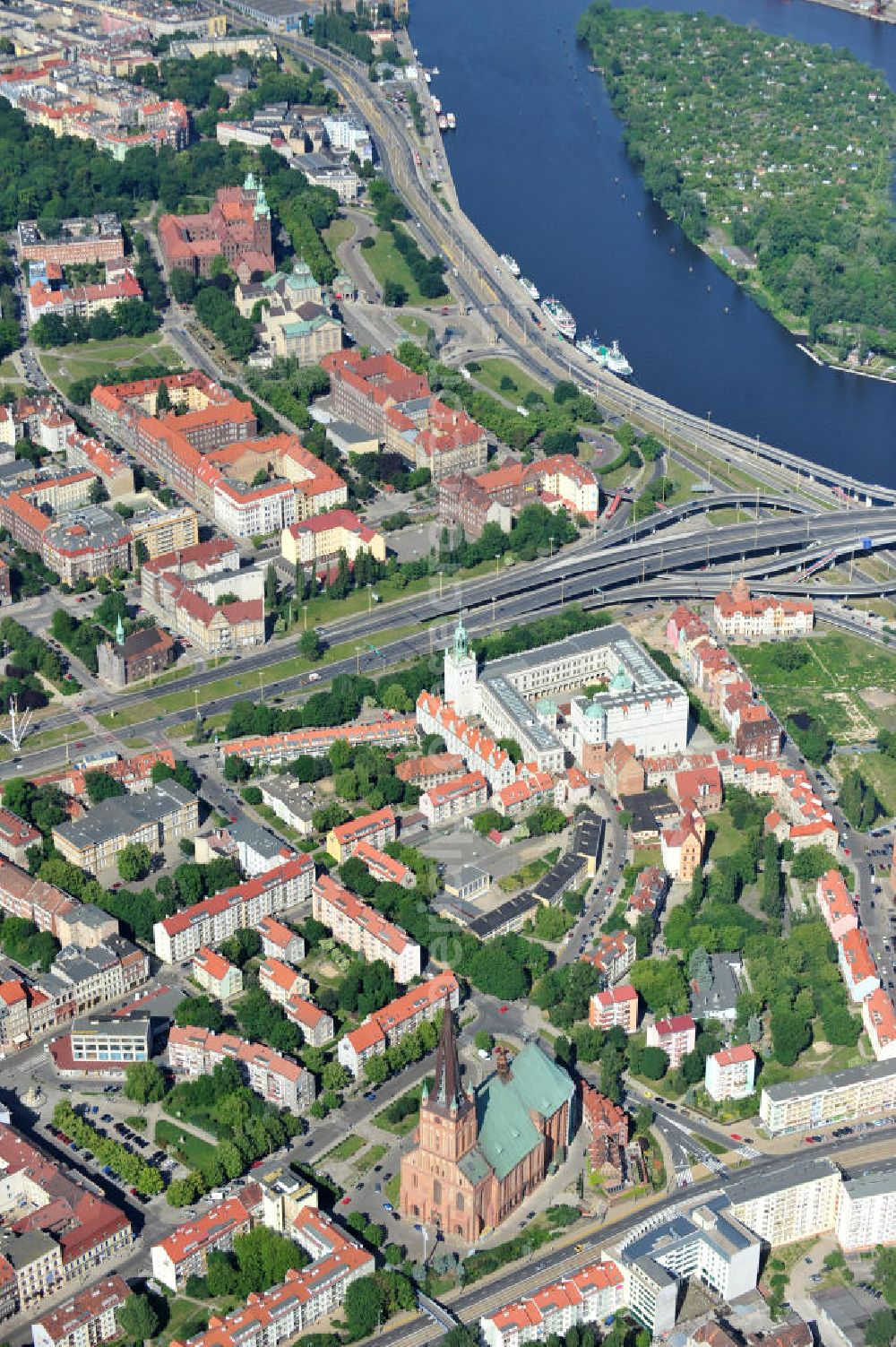 Aerial photograph Stettin / Szczecin - Blick auf die Jakobskathedrale oder auch Jakobikirche. Der backsteingotischer Kirchenbau ist die größte Kirche Pommerns. Das Gebäude wird durch die katholische Kirche als Kathedralkirche des Erzbistums Stettin-Cammin genutzt. Papst Johannes Paul II. erhob die Kirche 1983 in den Rang einer Basilica minor. In der Jakobikirche fand die Uraufführung des berühmten Hochzeitsmarsches von Felix Mendelssohn Bartholdy statt. Cathedral of St. James or St. James Church of Stettin