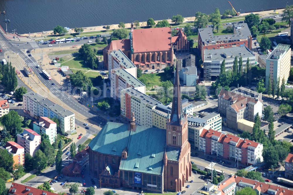 Stettin / Szczecin from above - Blick auf die Jakobskathedrale oder auch Jakobikirche. Der backsteingotischer Kirchenbau ist die größte Kirche Pommerns. Das Gebäude wird durch die katholische Kirche als Kathedralkirche des Erzbistums Stettin-Cammin genutzt. Papst Johannes Paul II. erhob die Kirche 1983 in den Rang einer Basilica minor. In der Jakobikirche fand die Uraufführung des berühmten Hochzeitsmarsches von Felix Mendelssohn Bartholdy statt. Cathedral of St. James or St. James Church of Stettin