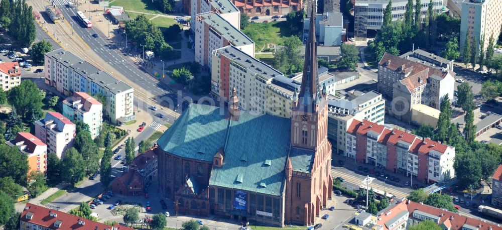 Stettin / Szczecin from the bird's eye view: Blick auf die Jakobskathedrale oder auch Jakobikirche. Der backsteingotischer Kirchenbau ist die größte Kirche Pommerns. Das Gebäude wird durch die katholische Kirche als Kathedralkirche des Erzbistums Stettin-Cammin genutzt. Papst Johannes Paul II. erhob die Kirche 1983 in den Rang einer Basilica minor. In der Jakobikirche fand die Uraufführung des berühmten Hochzeitsmarsches von Felix Mendelssohn Bartholdy statt. Cathedral of St. James or St. James Church of Stettin